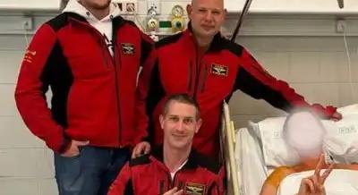 Orvosi bravúr a nyílt utcán: 7 perc alatt varrta össze a dobogó szívet az onkológus sebész