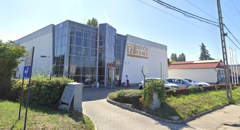 Hónapos késések, előleg-visszatartás: számos ügyfélnek meggyűlt a baja egy bútoráruházzal