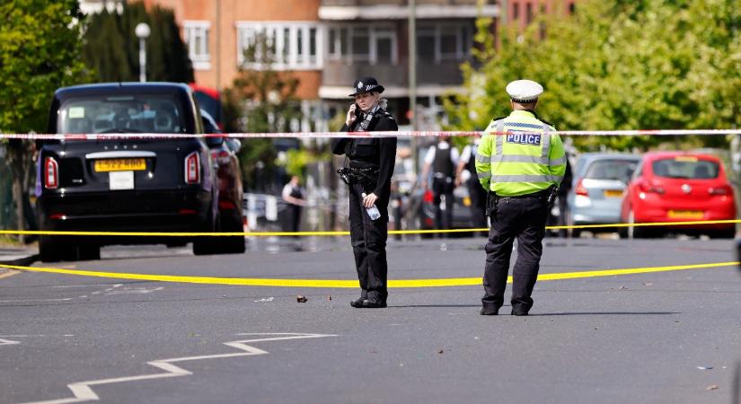 Ámokfutó késelt Londonban – videók