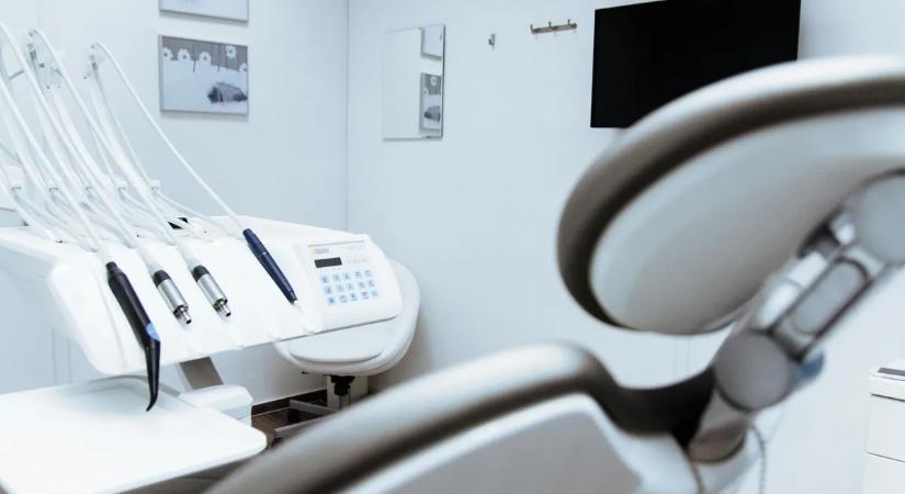 Komoly figyelmeztetést adott ki a fogorvos: elképesztően káros ez a népszerű ital