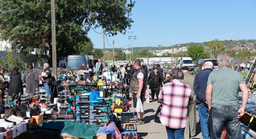 Tömeget vonzott a szekszárdi vásár – volt minden, ami szemnek és szájnak ingere (videó)