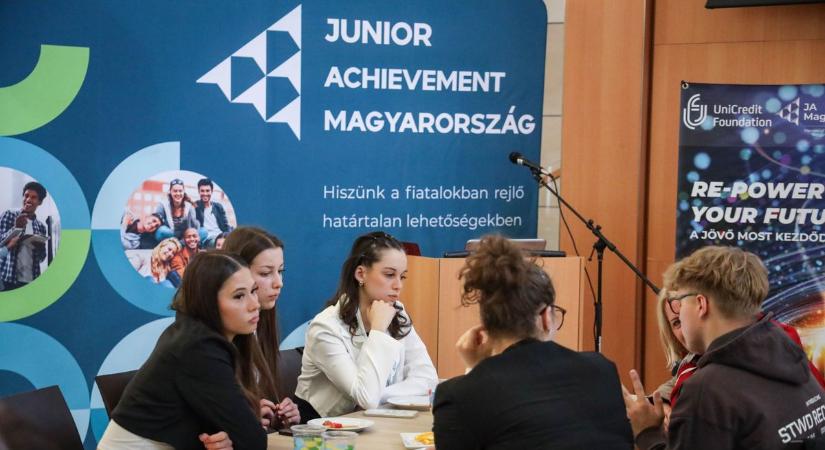 Ezek a fiatalok a jövő vállalkozói között lehetnek: innovációs verseny zajlott Szolnokon – galériával
