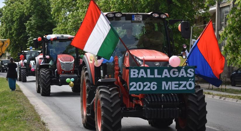 Traktoros felvonulással búcsúztak a végzősök (fotók, videó)