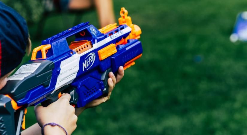 Rendben van játék fegyvert venni a gyerekeknek? A válasz nem is olyan egyszerű