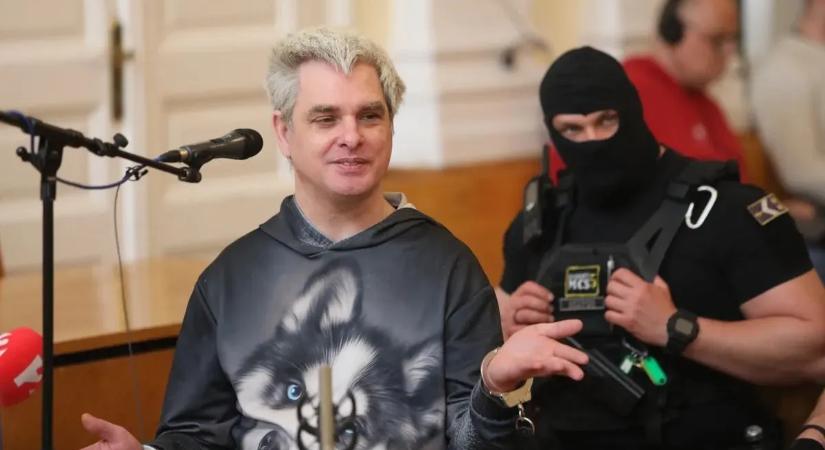 Szemtől szemben a szörnyeteggel: Till Tamás szülei fiuk fotóját pajzsként használva néztek a feltételezett gyilkos szemébe