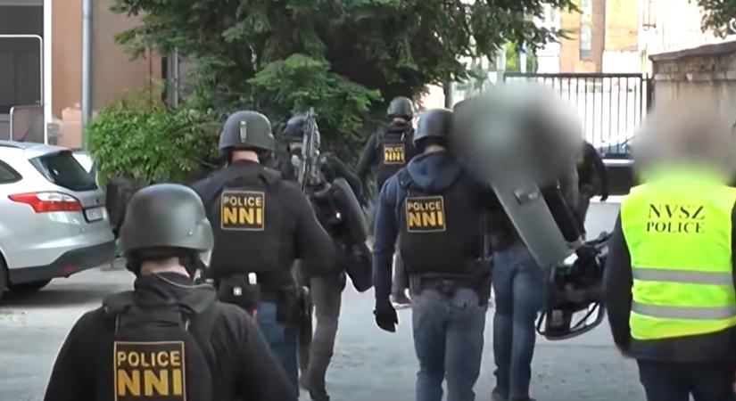 „Megvárom a munkahelyén és el fogom ütni” – így fenyegette meg az idegenrendészeti ügyintézőt az elfogott koszovói-szerb férfi