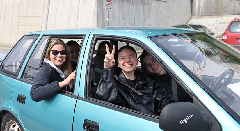 Porsche, motorok és hetven jármű: elképesztő ballagással búcsúztak Szegeden a Csonka iskola végzősei