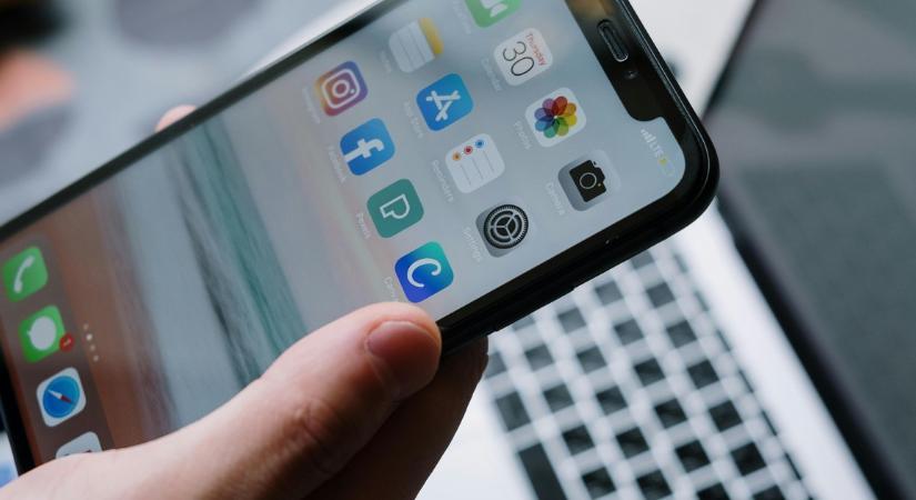 Súlyos biztonsági rést találtak az iPhone-oknál: a titkos csevegések is láthatóvá váltak