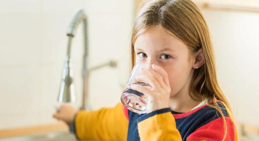 Figyelmeztetés: veszélyes anyagot találtak az ivóvízben; a gyerekek vannak nagy veszélyben