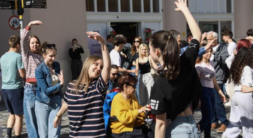 Figyelemfelkeltő flashmob az egyenlőségért Győrben - fotókon és videón a tánc