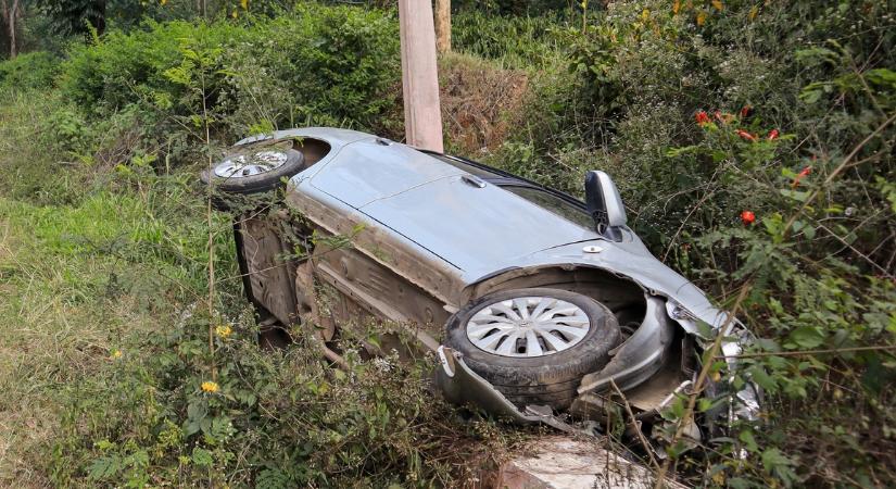 Tragédia Csákvárnál: hiába küzdöttek érte, életét vesztette a kigyulladt autó sofőrje