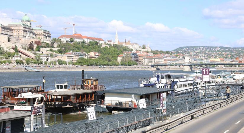 Belátta a főváros? Esténként nyitják csak meg a pesti rakpartot a gyalogosoknak, nappal maradnak az autók