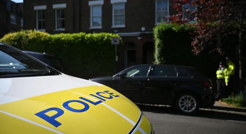 Három férfit azzal vádolnak, hogy egy online profil kérésére gyújtották fel a brit miniszterelnök két házát