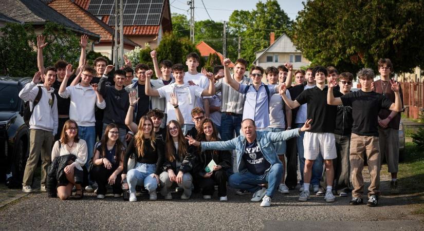 Pörkölt és szerenád: rendhagyóan búcsúzott a zalai város gimnáziumi osztálya (galéria, videó)