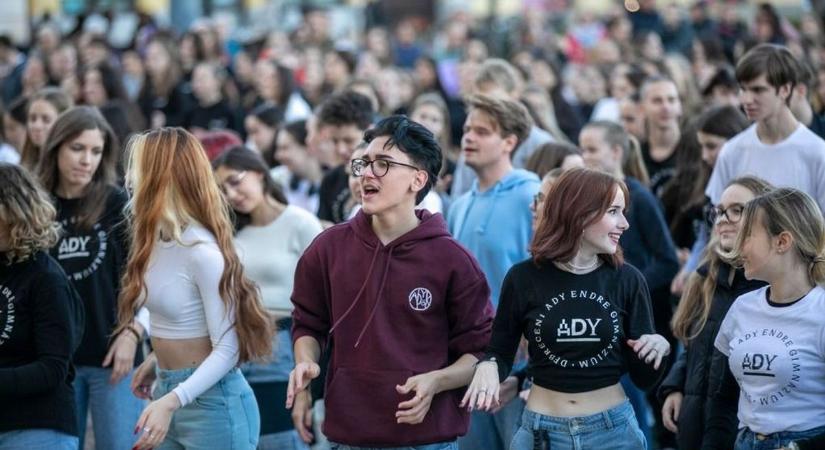 Mozdulni sem lehetett Debrecen főterén, olyan sokan gyűltek össze ott szerda délután – videóval