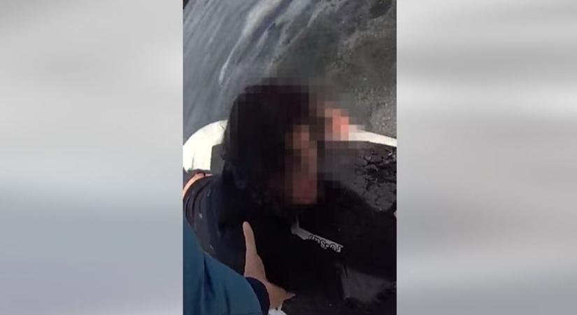 "Nem tudom, mit csináltam volna nélkületek!" - Döbbenetes felvétel, tinédzsert mentettek ki a jeges tóból