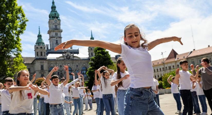 A tánc világnapján több mint 100 diák lepte meg flashmobbal Győrt - fotók, videó