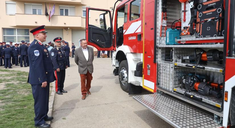 Vasi tűzoltók kaptak elismerést: ők a díjazottak Szent Flórián napján - fotók!