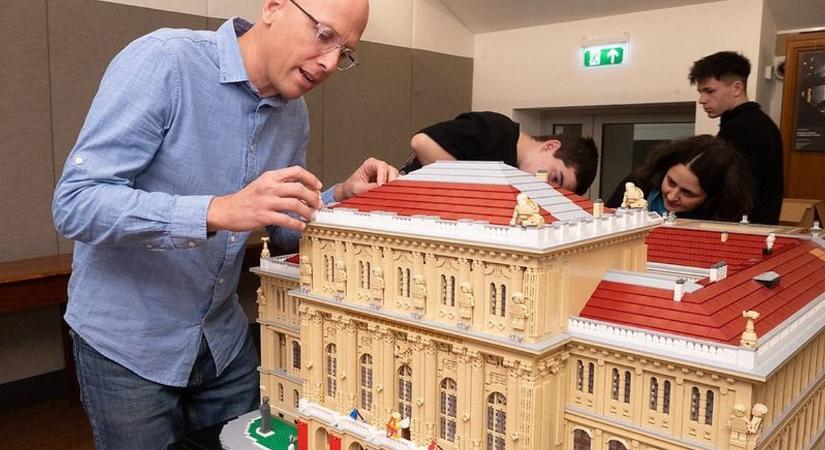 Hatvanezer LEGO kockából épült meg az MTA székháza – elképesztő részletességgel kelt életre a tudomány palotája