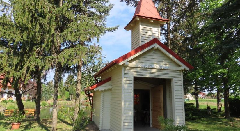 Kápolnát avatnak a farádi panzió parkjában, mindenki előtt nyitva lesz a szent hajlék