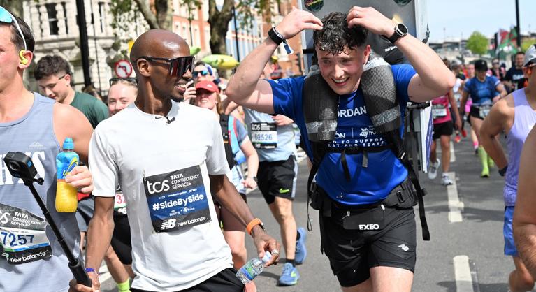 Hűtőszekrénnyel a hátán lefutotta a londoni maratont az Alzheimer-gyanús ír srác
