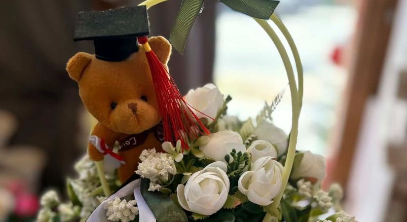 Utolsó csengőszó: így búcsúznak a diákok – ennyibe kerül egy ballagási csokor