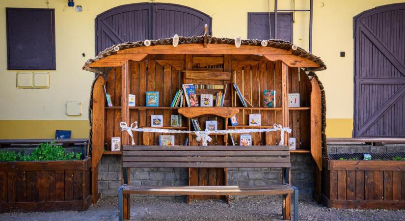 Olvasás, közösség, piknik: könyvszekrényt adtak át Debrecenben – fotókkal