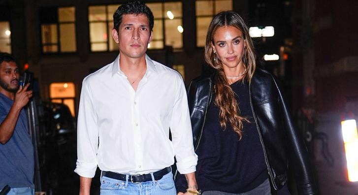 Danny Ramirez romantikus fotókkal köszöntötte Jessica Albát a születésnapján