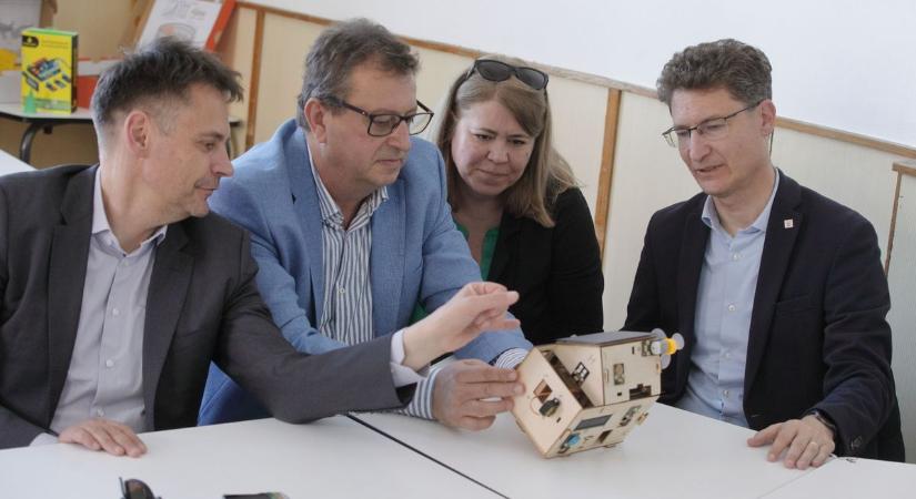 Újra az iskolapadba ült Cser-Palkovics András!