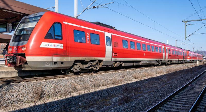 Vonat elé löktek egy 16 éves lányt