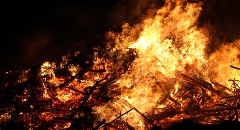 Tragédia a tanyán: esély sem volt kimenteni a sertéseket a porig égett istállóból