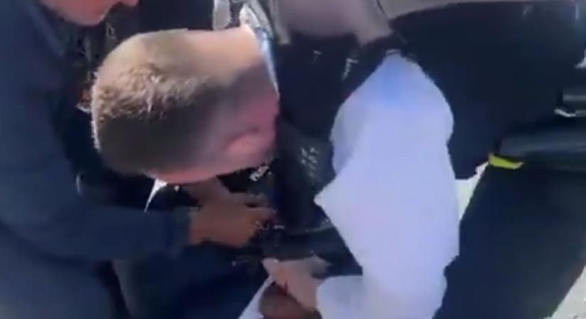 Egy terrorista tartotta rettegésben Londont: késsel a kezében rohangált az ámokfutó (VIDEÓ)