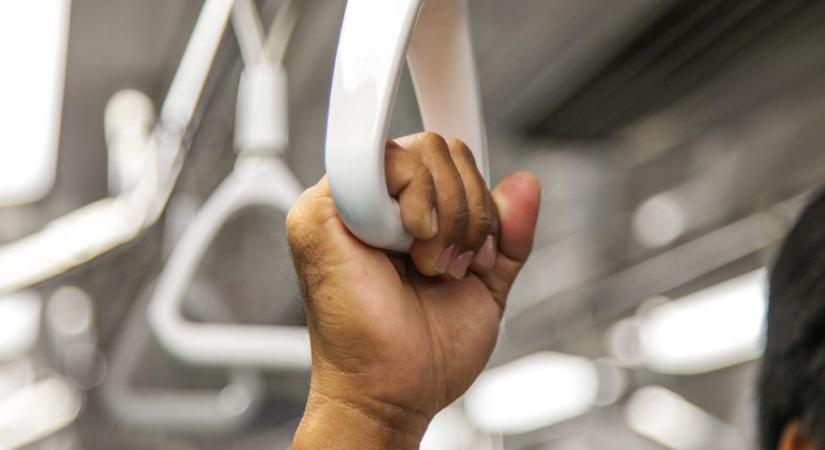 Füst a 2-es metrón, leállt a forgalom