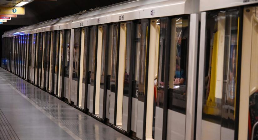 Füst miatt lezárták a 2-es metró Keleti pályaudvari állomását