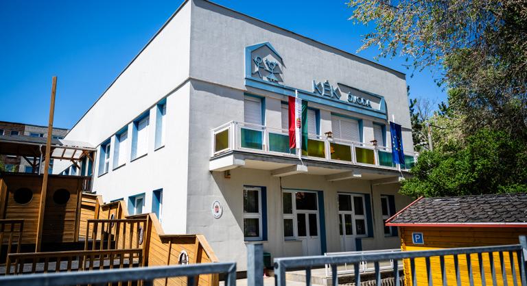 Alvó kisgyerekek közé lőtt be a solymári óvodába a 71 éves férfi