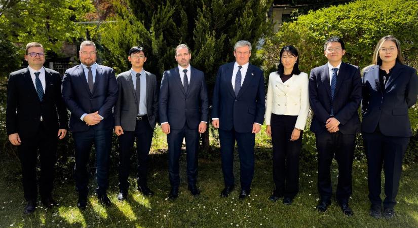 Kapitány István és Tárkányi Zsolt egyeztettek a CATL képviselőivel