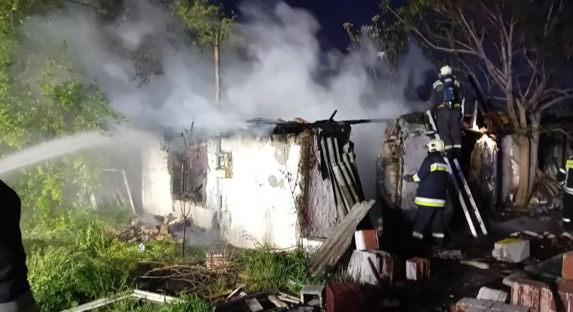 Pillanatokon belül elharapództak a lángok, teljes terjedelmében égett egy ház Szolnokon