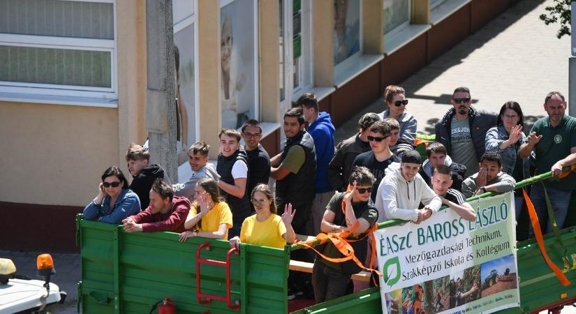 Sárgulási Felvonulás: elbúcsúztak diákéveiktől a mátészalkai végzősök