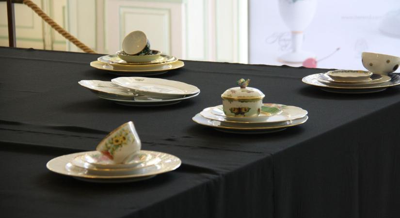 Herendi porcelánnal terítettek újra az Esterházy-kastélyban Fertődön