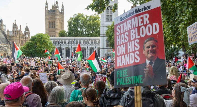 Világhírű tudósok és művészek állítottak csapdát a brit rendőrségnek