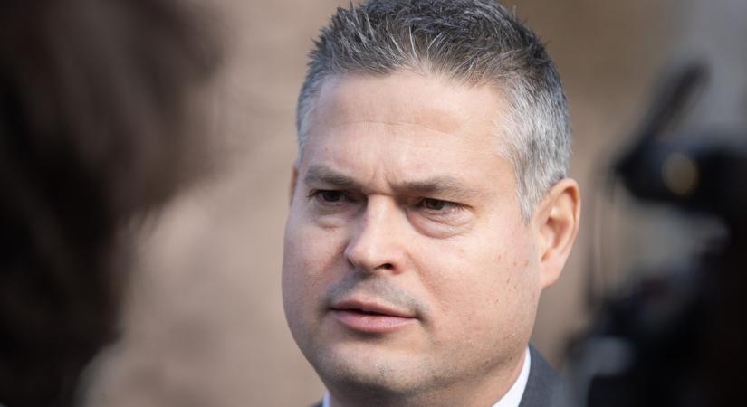 Borravaló helyett bort kaphatott Sára Botond főispán: 70 ezer forint értékű nedűről van szó