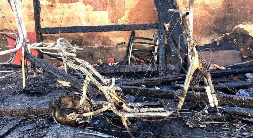 Töltés közben gyulladt ki az elektromos kerékpár, fotókon a tűz pusztítása