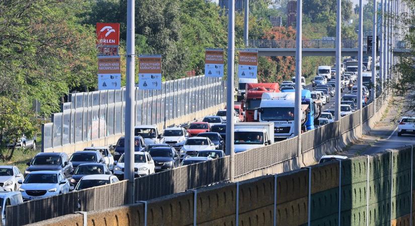 Súlyos kamionbaleset miatt áll az M5-ös Szeged felé, mentőhelikoptert is riasztottak