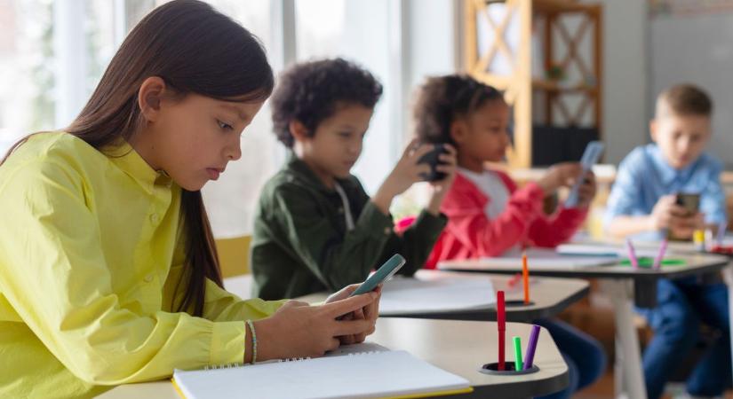 Brüsszel elmeszelte a Metát, mert nem tesz a kisgyerekek facebookozása ellen