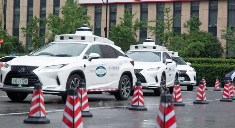 Kína befagyasztja a robotaxi-projekteket a vuhani sokkoló leállás miatt