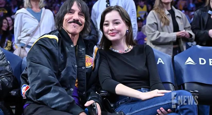 Döbbenet: A Red Hot Chili Peppers énekese 33 évvel fiatalabb nőt szeret