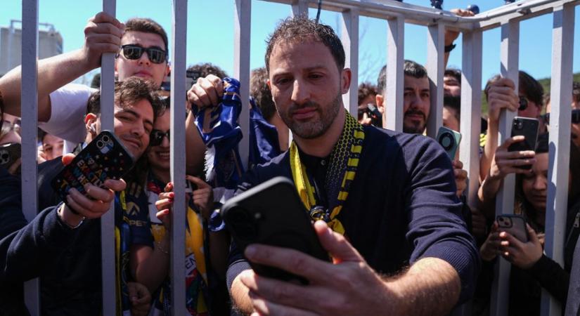 Kirúgott edzőt ritkán búcsúztatnak ekkora rajongással