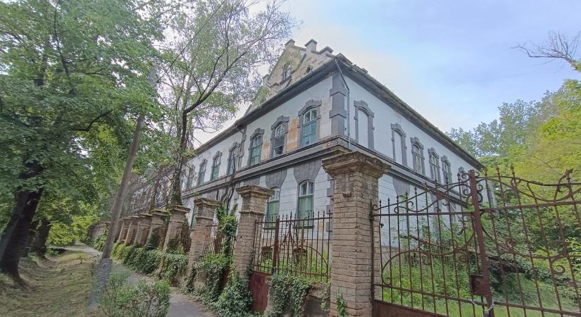 Éjszakánként fény dereng a húsz éve üres makói pszichiátrián – különös ügy borzolja Makóiak idegeit