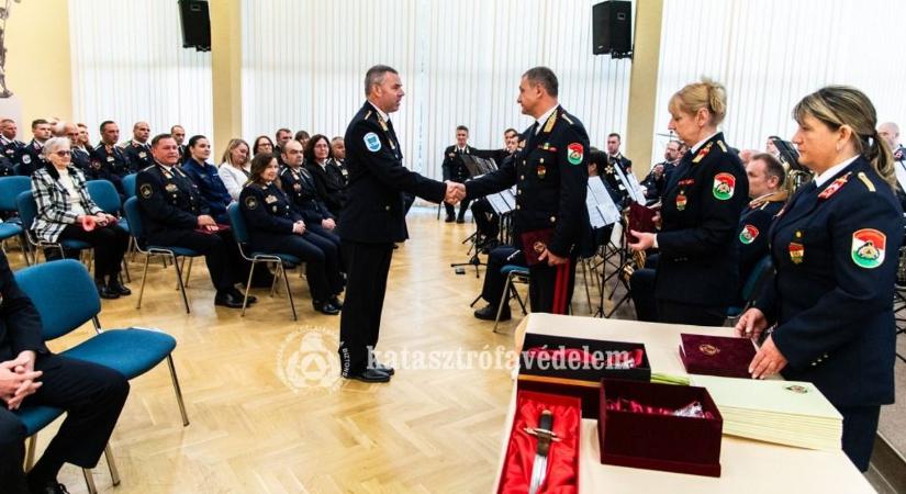 Nagy nap a zalai tűzoltóknak – előléptetés és kitüntetések is érkeztek