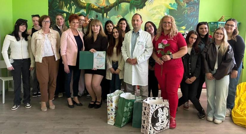 Emberségből már most jelesre vizsgáztak a tatabányai végzősök: hatalmas adományt vittek a kórháznak